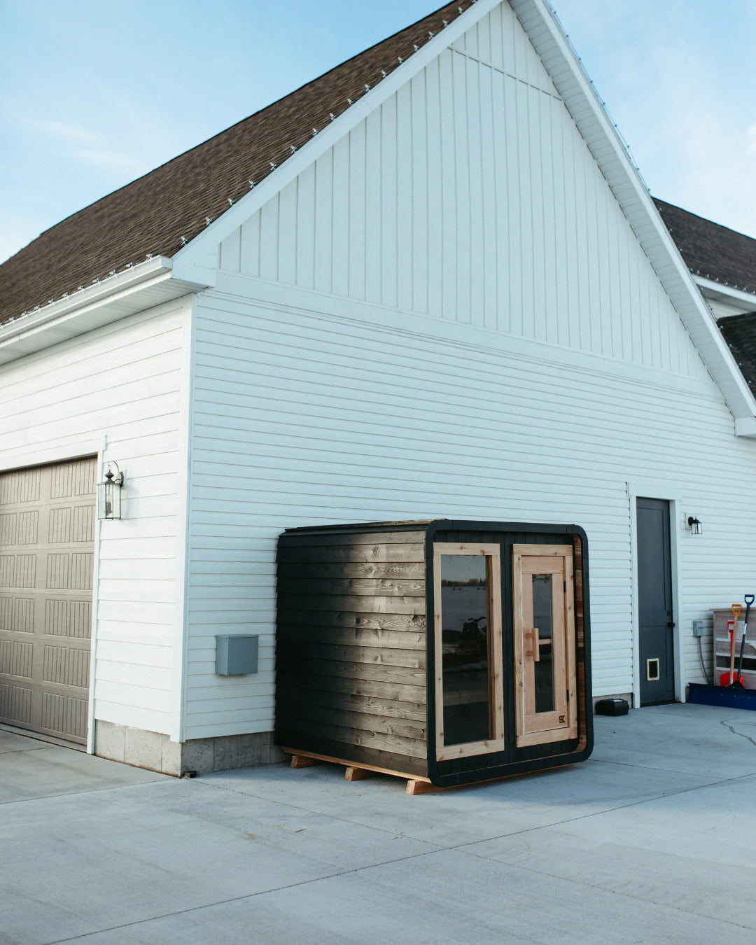 Sweat Kingdom Saunas Sweat Kingdom The Sweat Cabin 4 Person Traditional Outdoor-Indoor Sauna Blackout Edition